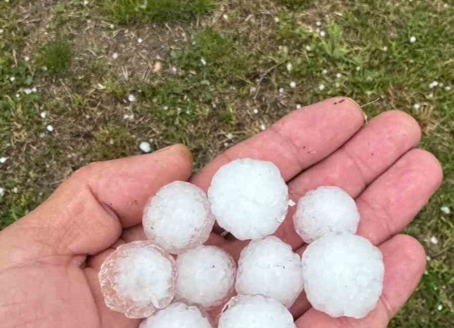 Sivas’ta fındık büyüklüğünde yağan dolu hayatı olumsuz etkiledi. Sivas’ın Ulaş