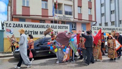 Sivas’ın Zara ilçesinde Hıdırellez şenliklerinde geleneksel karakterlerin yer aldığı etkinlik