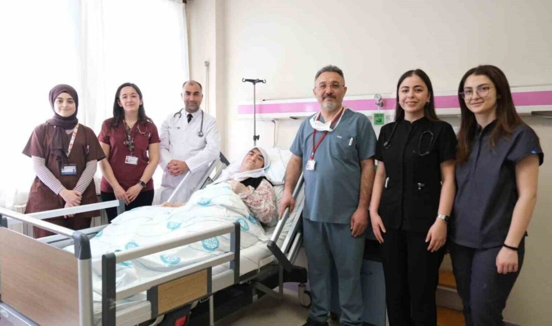 Sivas Cumhuriyet Üniversitesi Hastanesi’nde gerçekleştirilen başarılı operasyonla, 77 yaşındaki hastanın