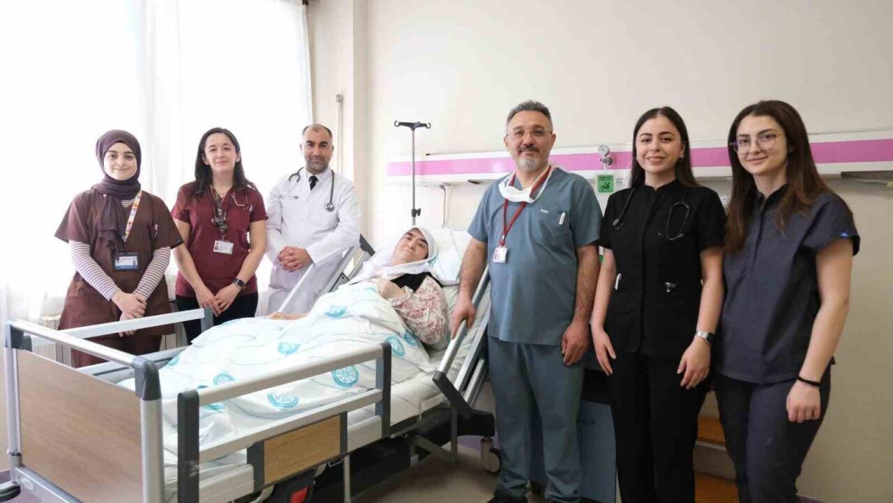 Sivas Cumhuriyet Üniversitesi Hastanesi’nde gerçekleştirilen başarılı operasyonla, 77 yaşındaki hastanın
