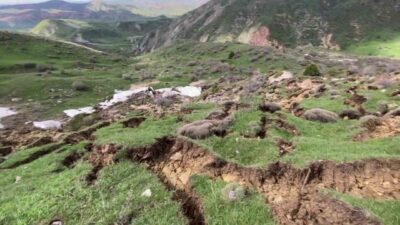 Sivas’ın Zara ilçesinde etkili olan aralıksız yağışlar ve karların erimesi