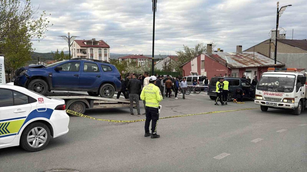 Sivas’ta kavşakta iki aracın çarpışması sonucu meydana gelen trafik kazasında