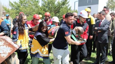 Sivas’ın İmranlı ilçesinde gerçekleştirilen tatbikatlar gerçeğini aratmadı. Deprem, yangın, trafik