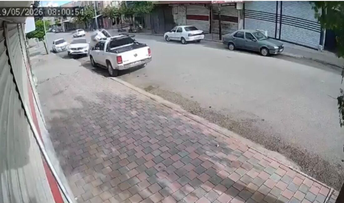 Şanlıurfa’nın Siverek ilçesinde park halindeki araca çarpan otomobil yan yattı.