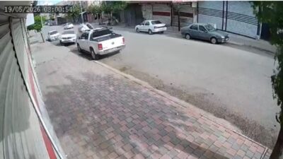 Şanlıurfa’nın Siverek ilçesinde park halindeki araca çarpan otomobil yan yattı.