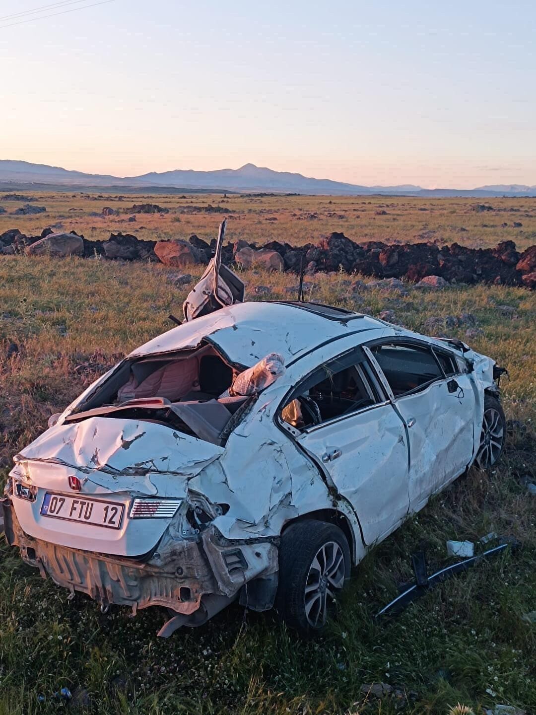 Şanlıurfa’nın Siverek ilçesinde meydana gelen trafik kazasında, takla atan otomobilde