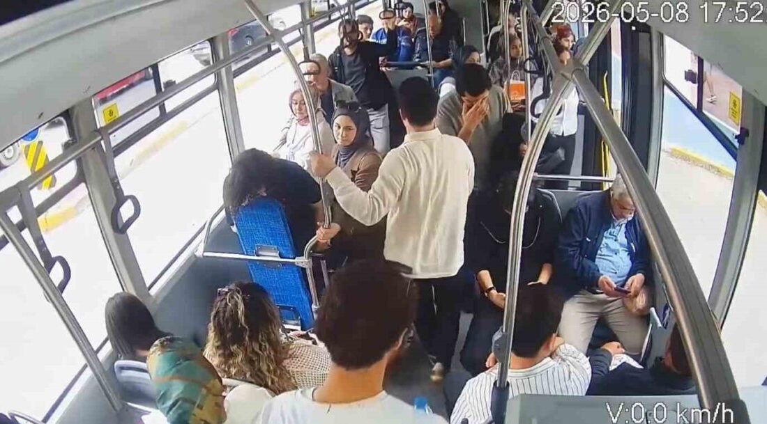 Sakarya’da belediye otobüsünde bir yolcu aniden fenalaştı. Saniyelerle yarışan şoför,
