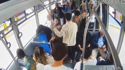 Sakarya’da belediye otobüsünde bir yolcu aniden fenalaştı. Saniyelerle yarışan şoför,