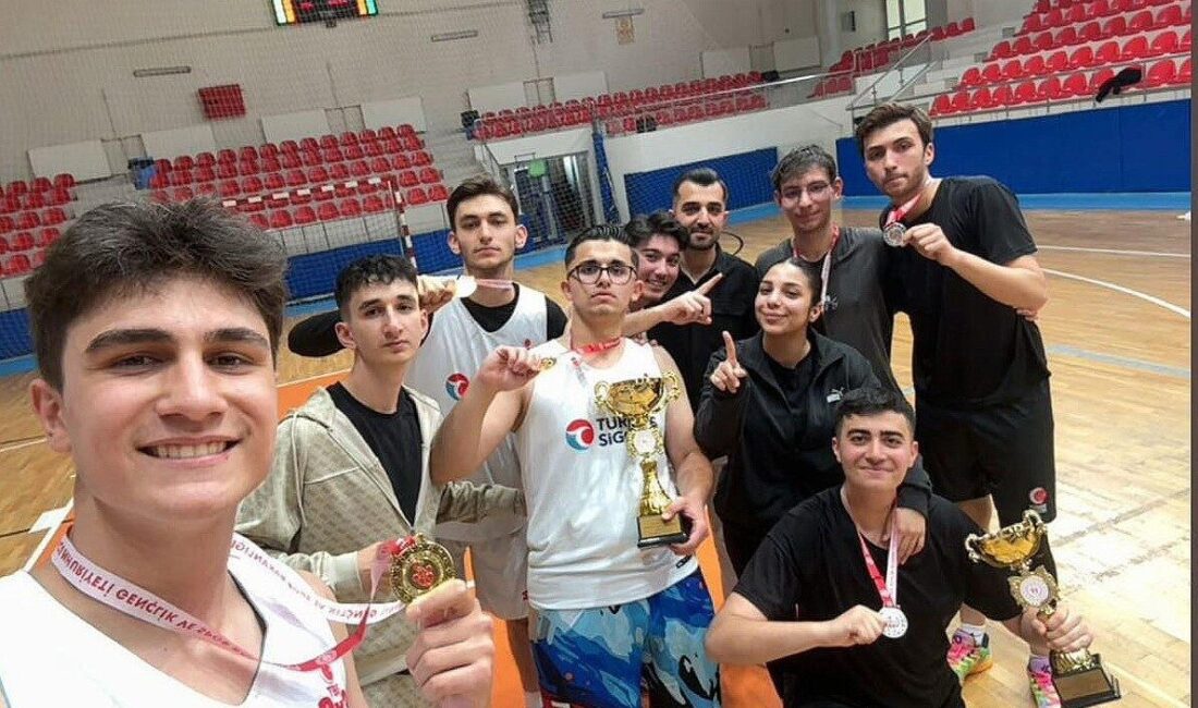 Kayseri’de düzenlenen 6. Sokaklar Bizim 3X3 Basketbol turnuvasında birbirinden çekişmeli