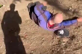 İzmir’in Buca ilçesinde sokakta uyuyan yaşlı bir adamı uyandırarak dalga