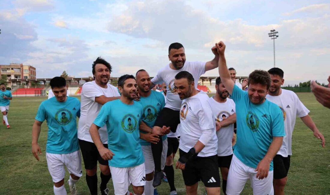 Futbola doğup büyüdüğü kentte, Sökespor altyapısında başlayan Taşdemir, genç yaşta