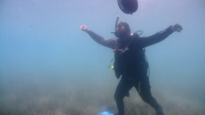 Muğla’nın Bodrum ilçesinde gerçekleştirilen deniz dibi temizliğinde dalgıçların su altındaki