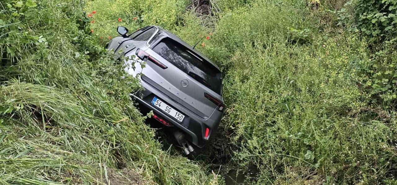 Sakarya’nın Sapanca ilçesinde yoldan çıkarak su kanalına devrilen otomobilde mahsur