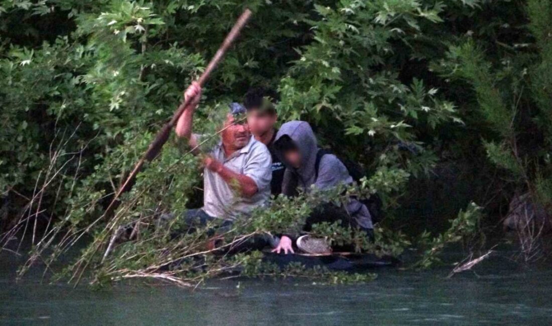 Antalya’nın Manavgat ilçesinde yüzmek için girdikleri Manavgat Irmağı’nda suyun yükselmesi