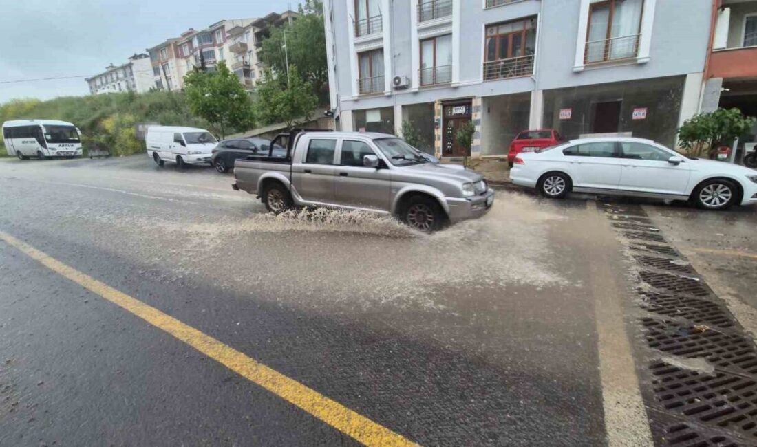 Tekirdağ’ın Süleymanpaşa ilçesinde etkili olan sağanak yağış nedeniyle yollar dereye