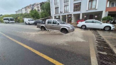 Tekirdağ’ın Süleymanpaşa ilçesinde etkili olan sağanak yağış nedeniyle yollar dereye