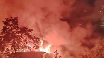 Sultanbeyli’de gece saatlerinde bir gecekonduda çıkan yangın, itfaiye ekiplerinin müdahalesiyle