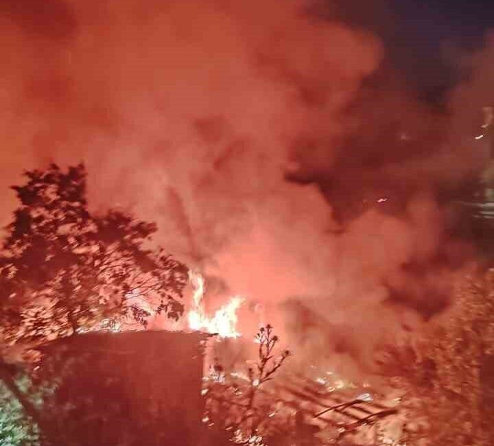 Sultanbeyli’de gece saatlerinde bir gecekonduda çıkan yangın, itfaiye ekiplerinin müdahalesiyle