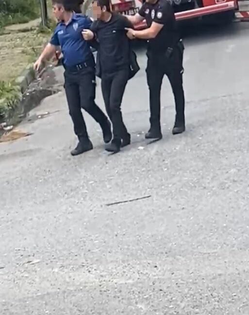 Sultangazi’de bir şahıs annesini evde rehin aldı. Şahıs, kapıyı açamaya