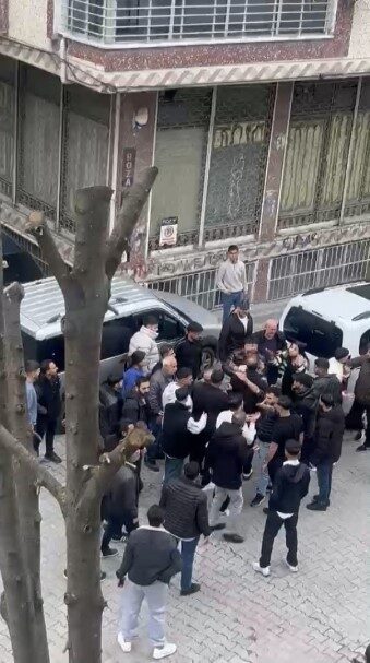 Sultangazi’de iki grup arasında çıkan ve ailelerin de dahil olmasıyla