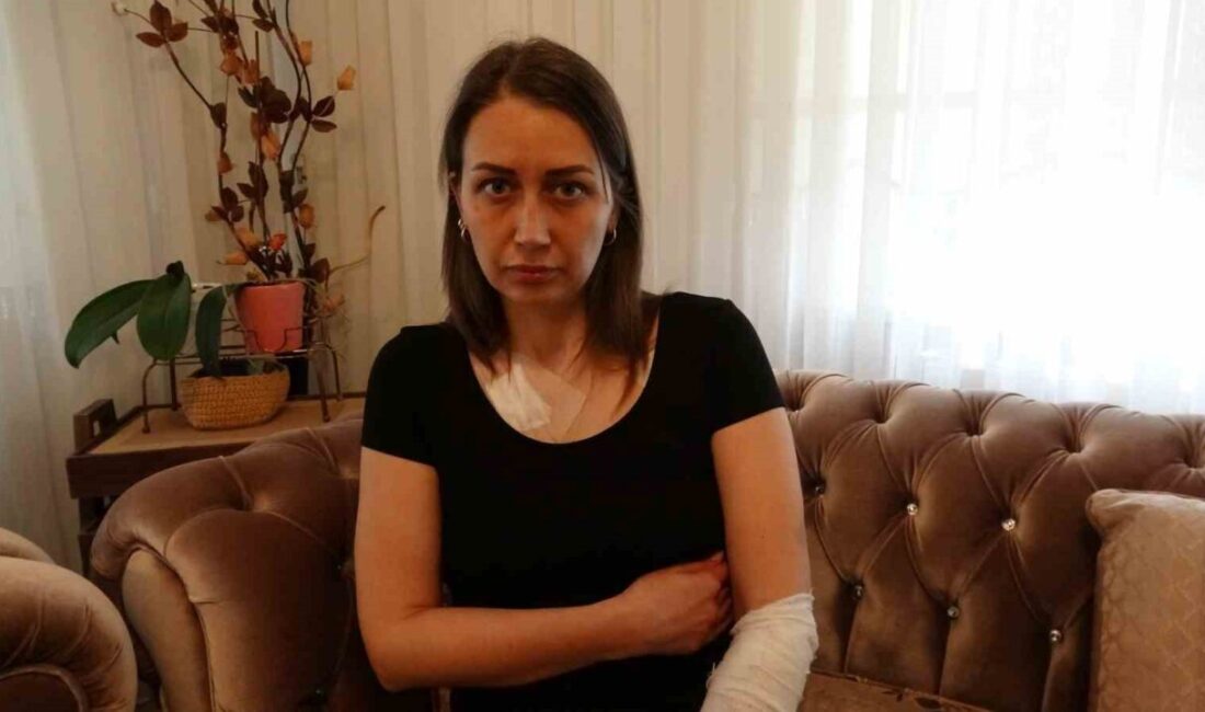 Sultangazi’de boşanma aşamasındaki eşinin aracının önünü kesen saldırgan, çocuğunun gözleri