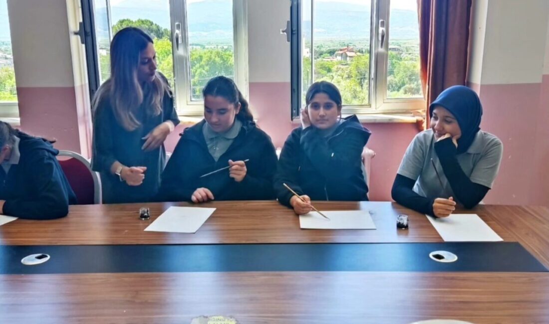 Aydın’ın Sultanhisar ilçesinde lise öğrencilerine yönelik düzenlenen hat sanatı etkinliğinde,