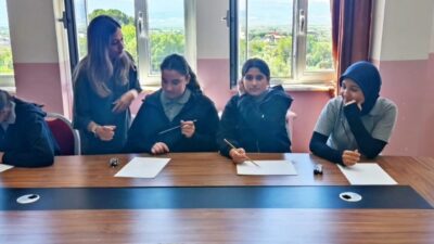 Aydın’ın Sultanhisar ilçesinde lise öğrencilerine yönelik düzenlenen hat sanatı etkinliğinde,