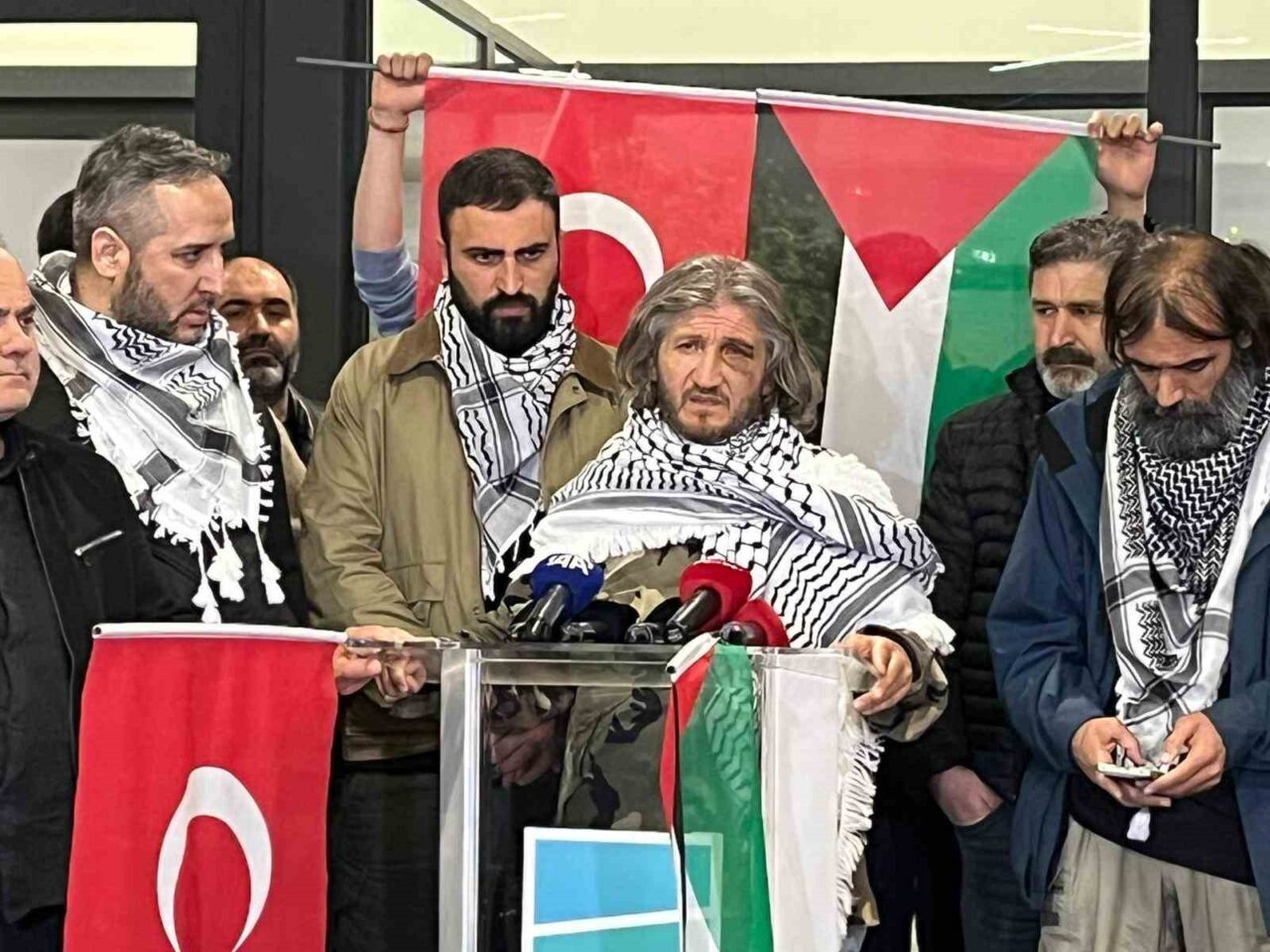 İsrail’in abluka düzenleyerek aktivistleri alıkoyduğu Küresel Sumud Filosu’ndaki darp edilenler