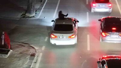 Kadıköy Sahil Yolu’nda seyir halindeki bir otomobilde sunrooftan çıkan sürücü,