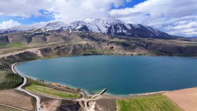 Bitlis’in Adilcevaz ilçesi sınırlarında bulunan Süphan Dağı ve eteğindeki Aygır