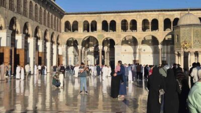 Suriye’nin başkenti Şam’daki tarihi Emevi Camii’ne akın eden binlerce Müslüman,