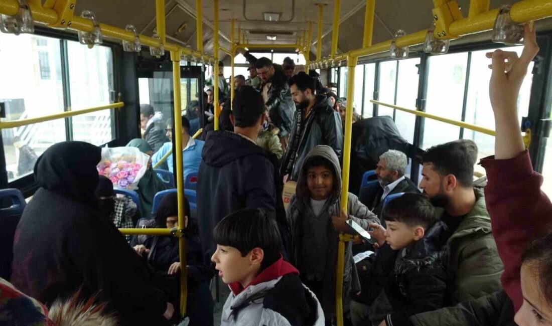 Türkiye’de yaşayan Suriyelilerin Kilis Öncüpınar Gümrük Kapısı’ndaki gönüllü geri dönüş