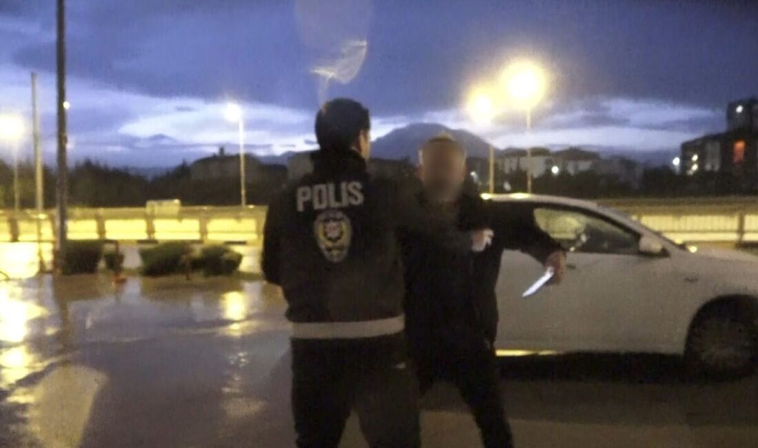 Isparta’da alkol denetimine takılan sürücü, alkolmetreyi üflememek için polis ekiplerinden