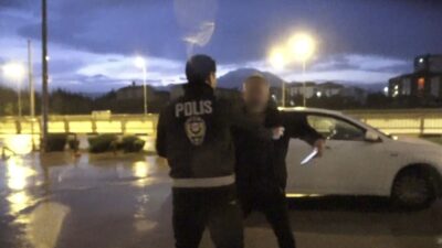 Isparta’da alkol denetimine takılan sürücü, alkolmetreyi üflememek için polis ekiplerinden
