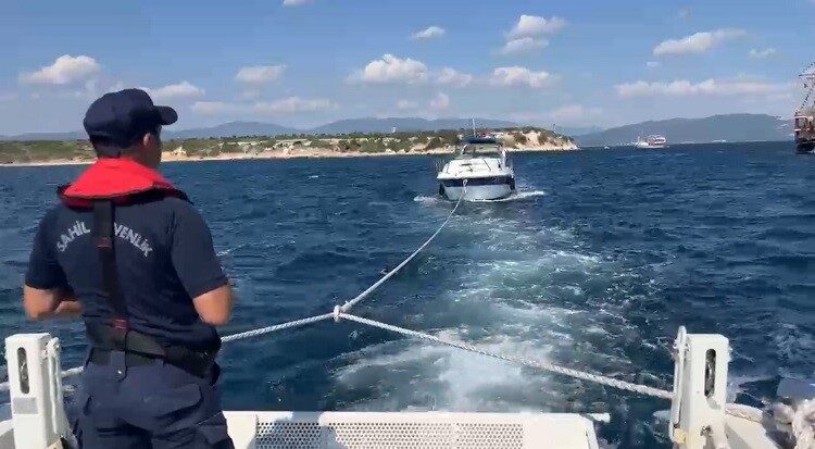 Aydın’ın Didim ilçesinde motor arızası nedeniyle sürüklenen teknedeki 4 kişi