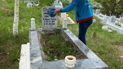 Kars’ın Susuz ilçesinde Kurban Bayramı öncesi şehit mezarlıklarında temizlik ve
