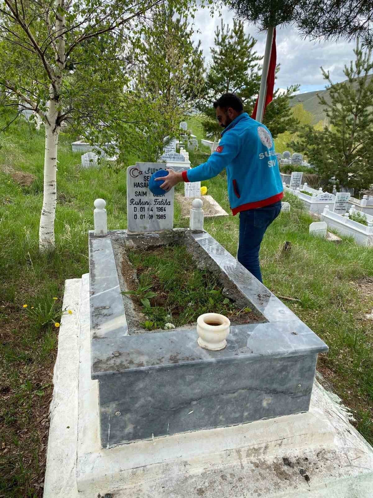 Kars’ın Susuz ilçesinde Kurban Bayramı öncesi şehit mezarlıklarında temizlik ve
