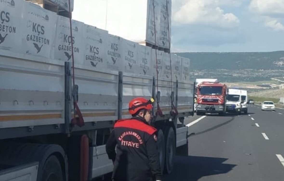 Tarsus-Adana-Gaziantep (TAG) Otoyolu’nda bozulan tıra yardım etmek isteyen kişilere başka