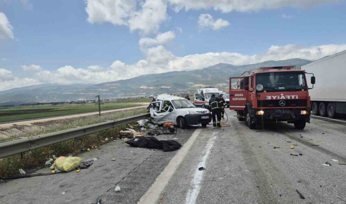 Tarsus-Adana-Gaziantep (TAG) Otoyolu Nurdağı kesiminde bir tırın önünde seyir halinde