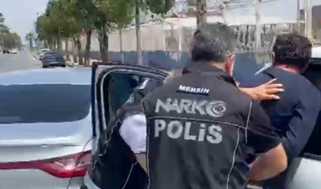 Mersin’de narkotik ekiplerinin teknik ve fiziki takibe aldığı bir araçta