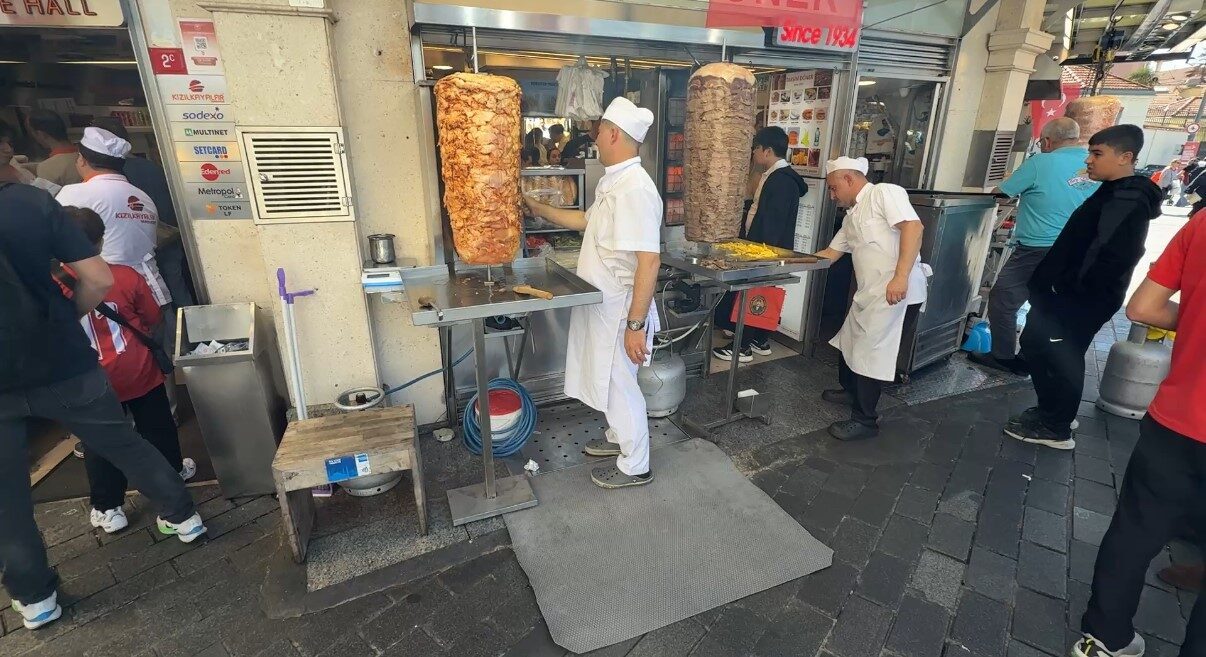 İstanbul’un en yoğun caddelerinden birisi olan İstiklal Caddesi’ndeki büfelerde gaz