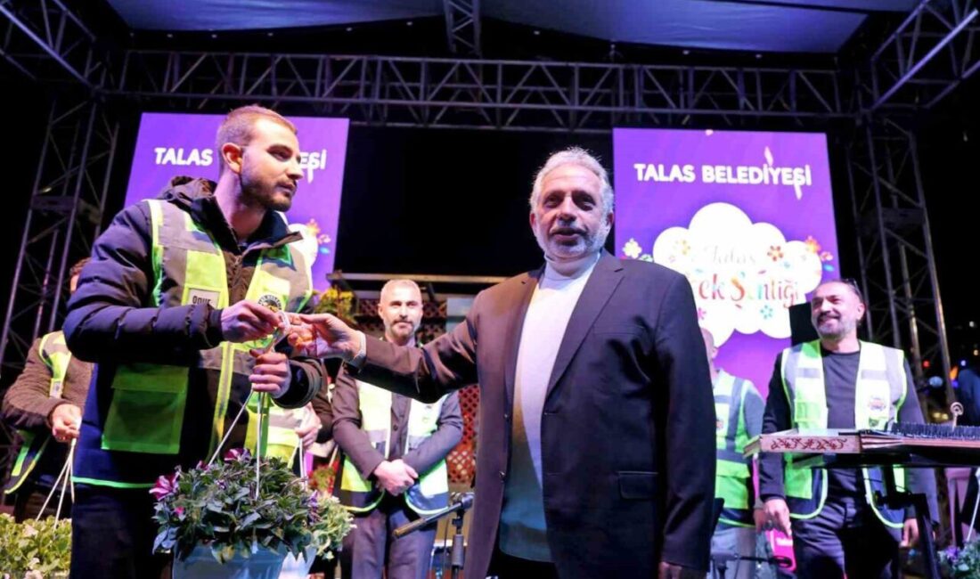 Talas Belediyesi tarafından düzenlenen Çiçek Şenliği, ikinci gününde müzik dolu