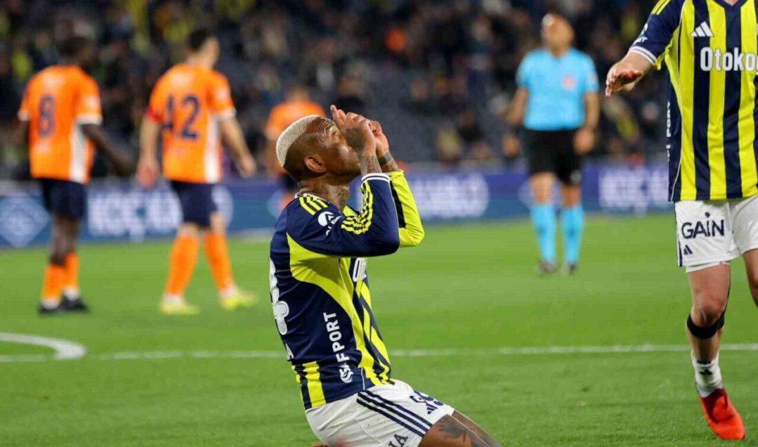 Fenerbahçe’nin Brezilyalı futbolcusu Anderson Talisca, RAMS Başakşehir karşısında hat-trick yaparken,