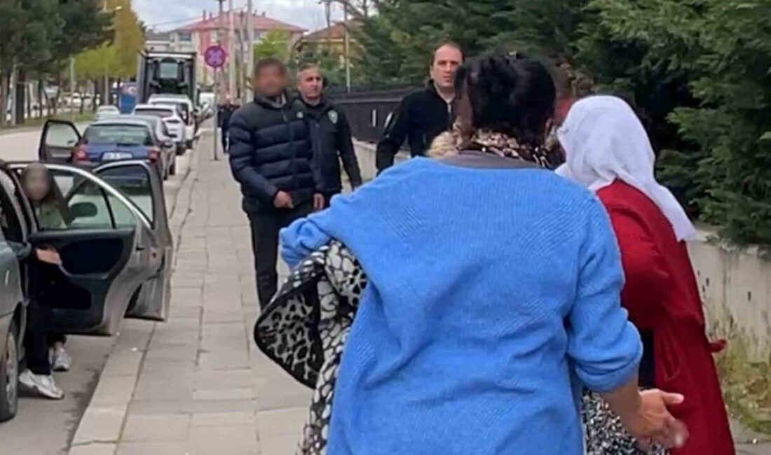 Bolu’da görülen uyuşturucu davası çıkışında ortalık karıştı. Sanık yakınları önce