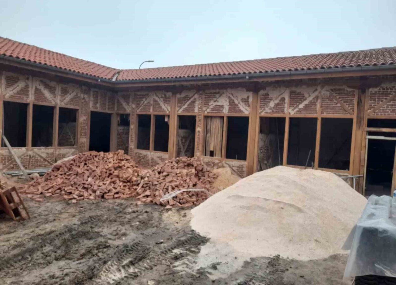 Kütahya’nın Emet ilçesinde bulunan tarihi Emet Hanı’nda restorasyon çalışmaları aralıksız
