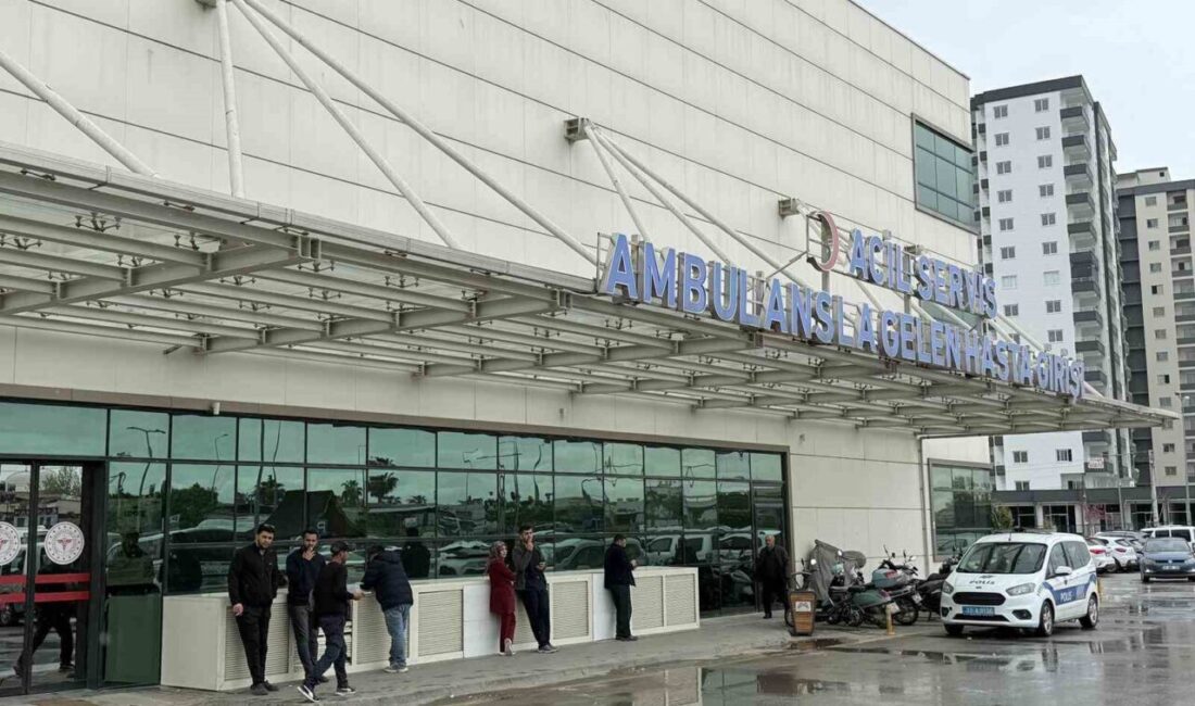 Mersin’in Tarsus ilçesinde 4 öğrenci, dışarıdan aldıkları salamı yedikten sonra