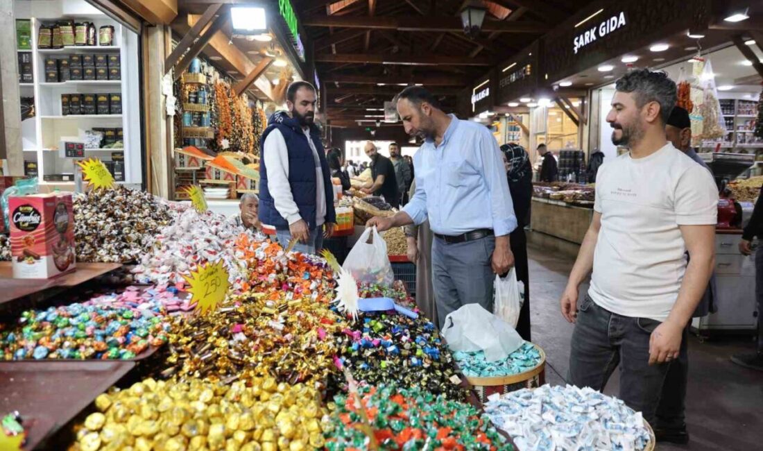 Elazığ’da Kurban Bayramı arifesinde tarihi Kapalı Çarşı’da alışveriş yoğunluğu yaşanıyor.