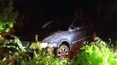Bursa’nın İnegöl ilçesinde kontrolden çıkan otomobil tarlaya uçtu. Kazanın ardından