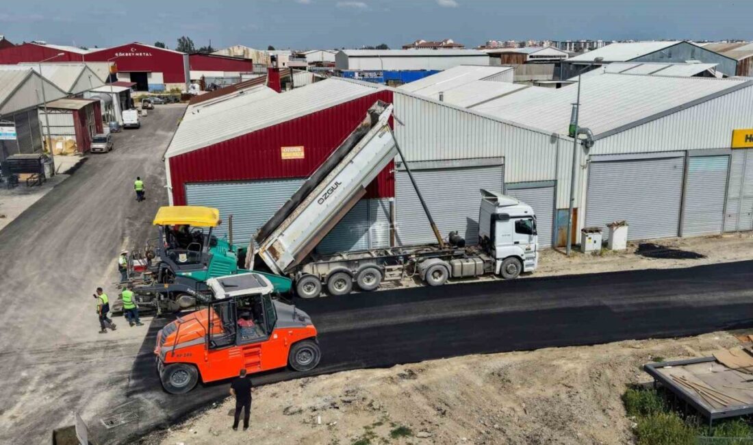 Mersin’in Tarsus ilçesinde sıcak asfalt ve park yenileme çalışmaları sürerken,