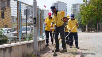 Mersin’in Tarsus ilçesinde bayram öncesi mahallelerde temizlik seferberliği hız kazandı.